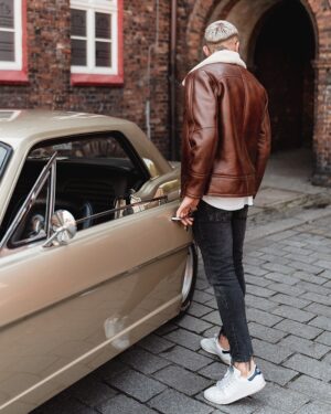 Kożuch męski w kolorze brązowym z kołnierzem futrzanym i prostym krojem