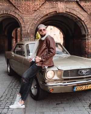 Kożuch męski w brązowym kolorze z białym futrzanym kołnierzem i zamek błyskawiczny