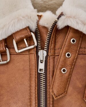 Kożuch męski w kolorze brązowym z futrzanym kołnierzem, zamkiem błyskawicznym i metalowymi detalami