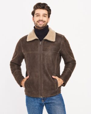 Kożuch męski w kolorze brązowym z kołnierzem z futra i kieszeniami po bokach