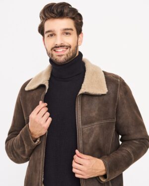 Męski kożuch w brązowym kolorze z wełnianym kołnierzem i zamkiem błyskawicznym