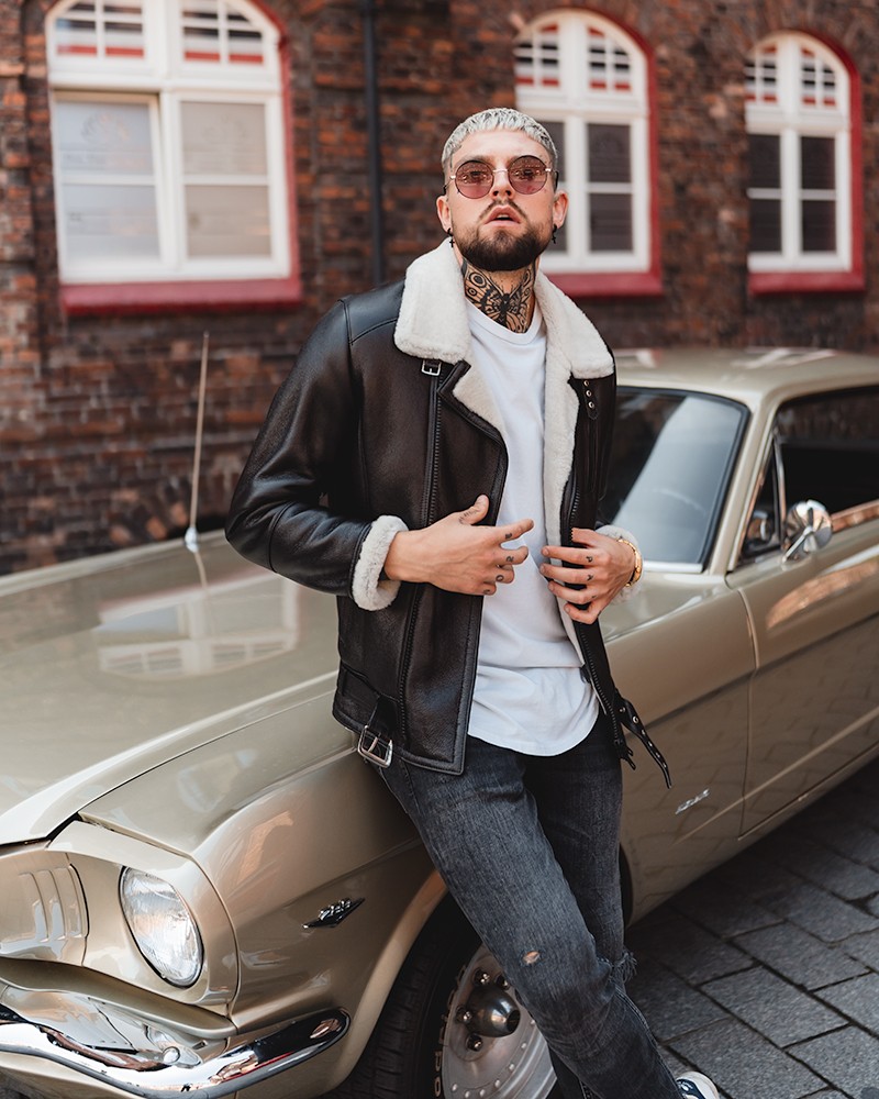 Kożuch męski czarny z białym futerkiem, zapinana na zamek, z klapami i regulowanym paskiem