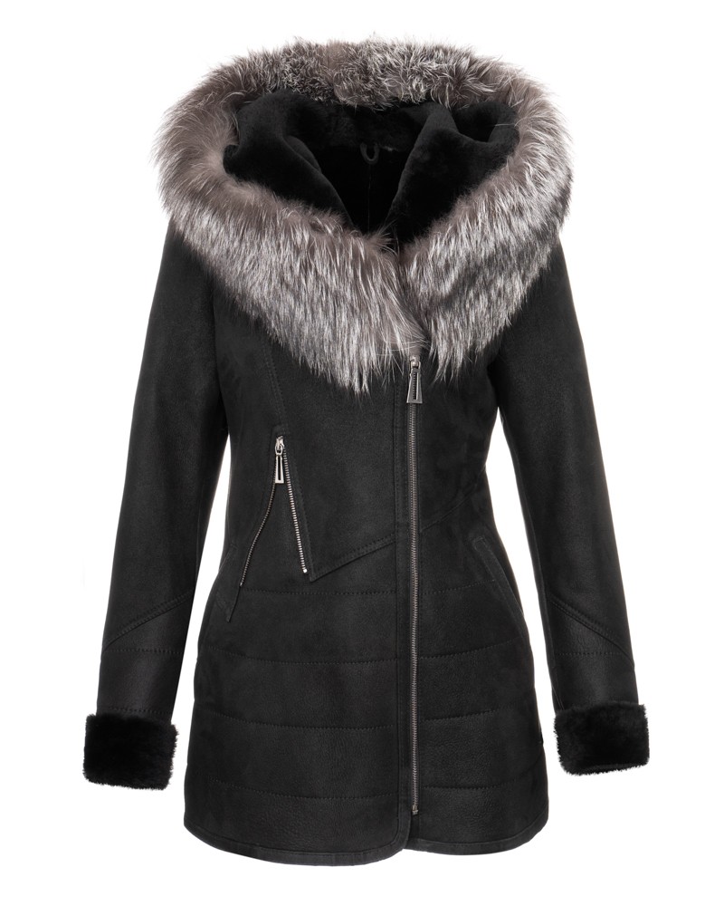 Czarny kożuch damski z futrzanym kapturem, z zamkiem błyskawicznym i eleganckimi kieszeniami bocznymi