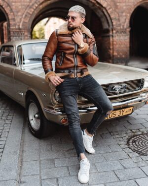 Męski kożuch w brązowym kolorze z futrzanym kołnierzem i zamkami, idealny na zimowe dni