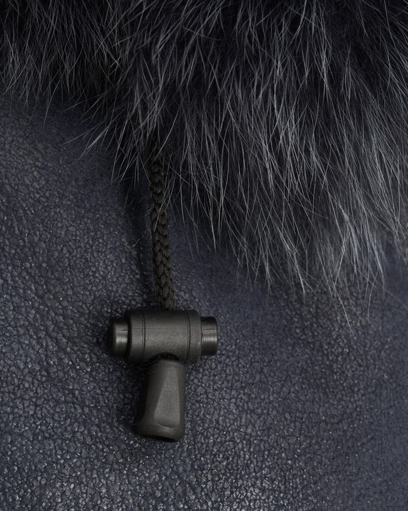 Czarny kożuch damski z futrzanym kołnierzem i regulowanym sznurkiem, idealny na zimowe dni