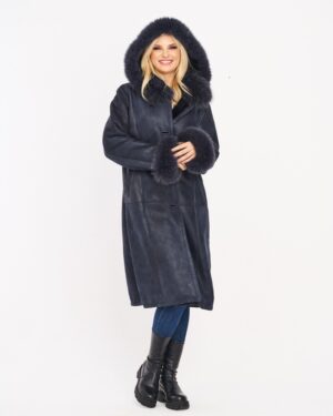 Kożuch damski w ciemnoniebieskim kolorze, z kapturem i futrzanymi mankietami, elegancki krój na zimę