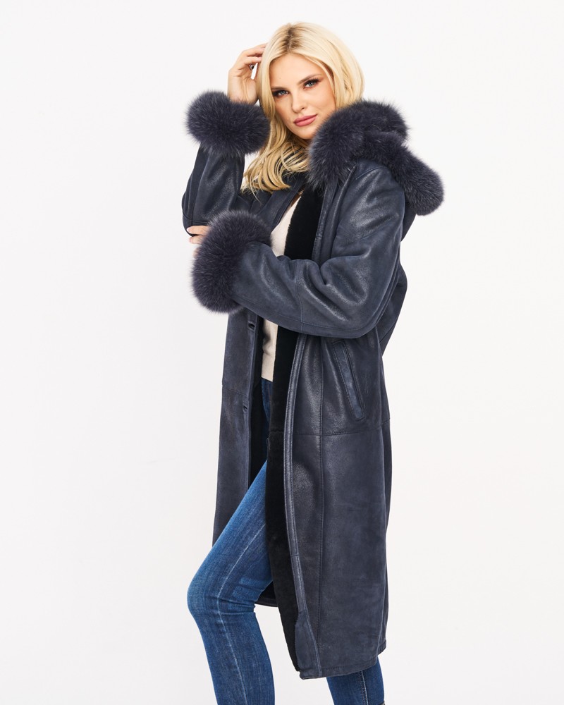 Kożuch damski w ciemnoniebieskim kolorze z futrzanym kołnierzem i mankietami, długi krój, elegancki styl