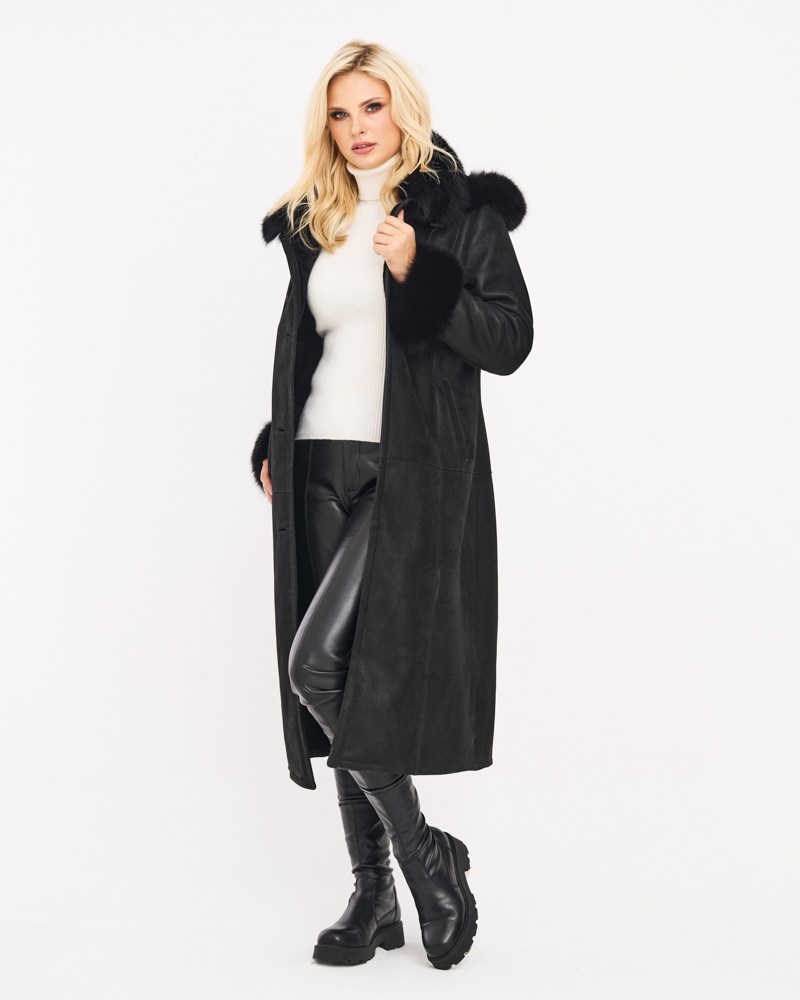 Czarny kożuch damski z kapturem, ozdobiony futrzanym wykończeniem, długi krój, idealny na zimowe dni