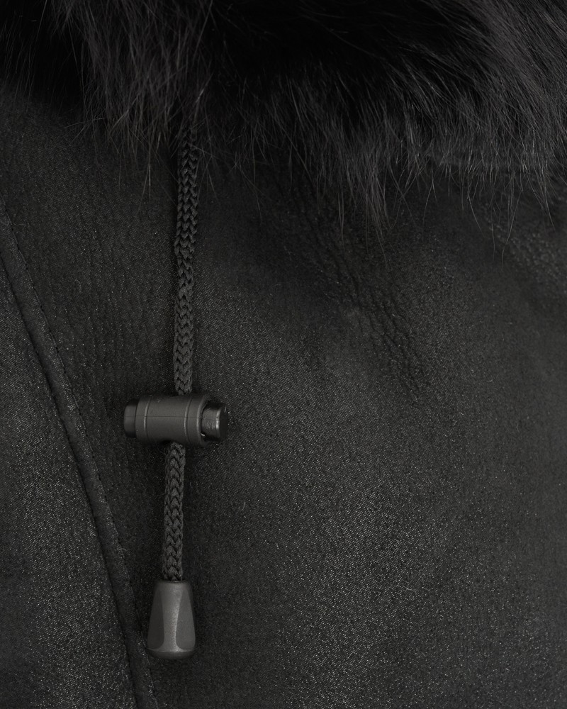 Czarny kożuch damski z futrzanym kołnierzem i regulowanym sznurkiem w dolnej części