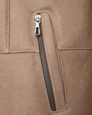 Kożuch damski w jasnym odcieniu z zamkiem błyskawicznym i eleganckim wykończeniem