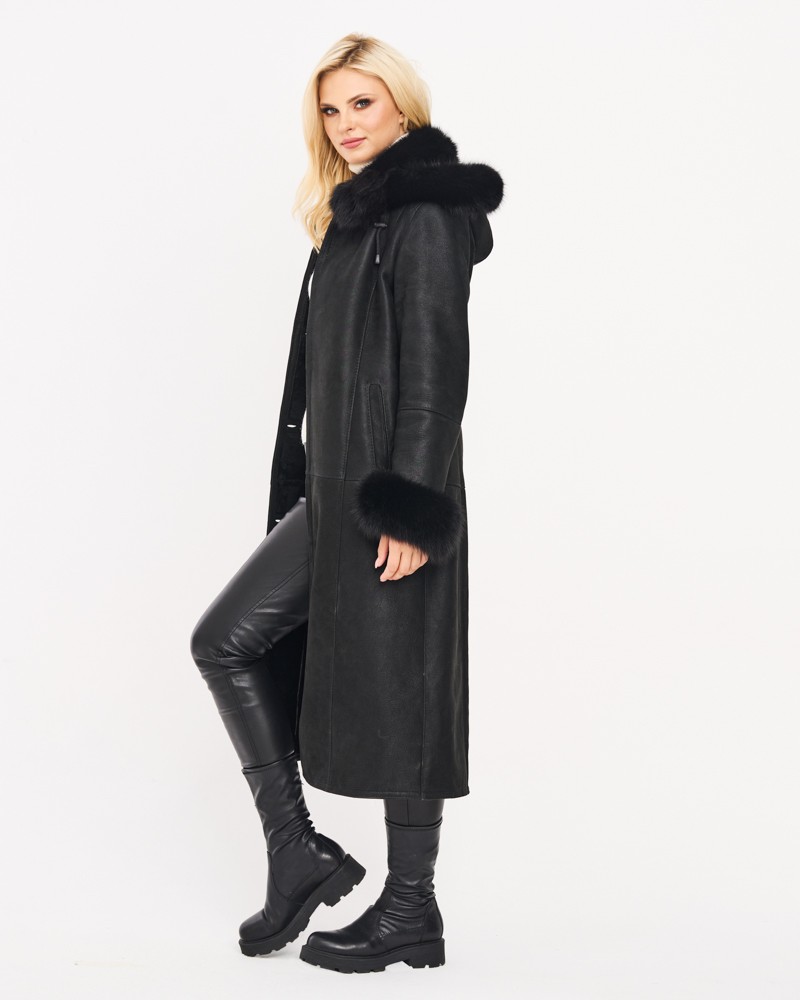 Czarny kożuch damski z kapturem i futrzanymi mankietami, długi krój idealny na zimowe dni