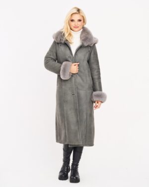 Kożuch damski w szarym kolorze z futrzanym kołnierzem i mankietami, zapinany na guziki