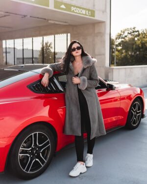 Kożuch damski w odcieniu szaro-srebrnym z futrzanym kołnierzem i długim krojem