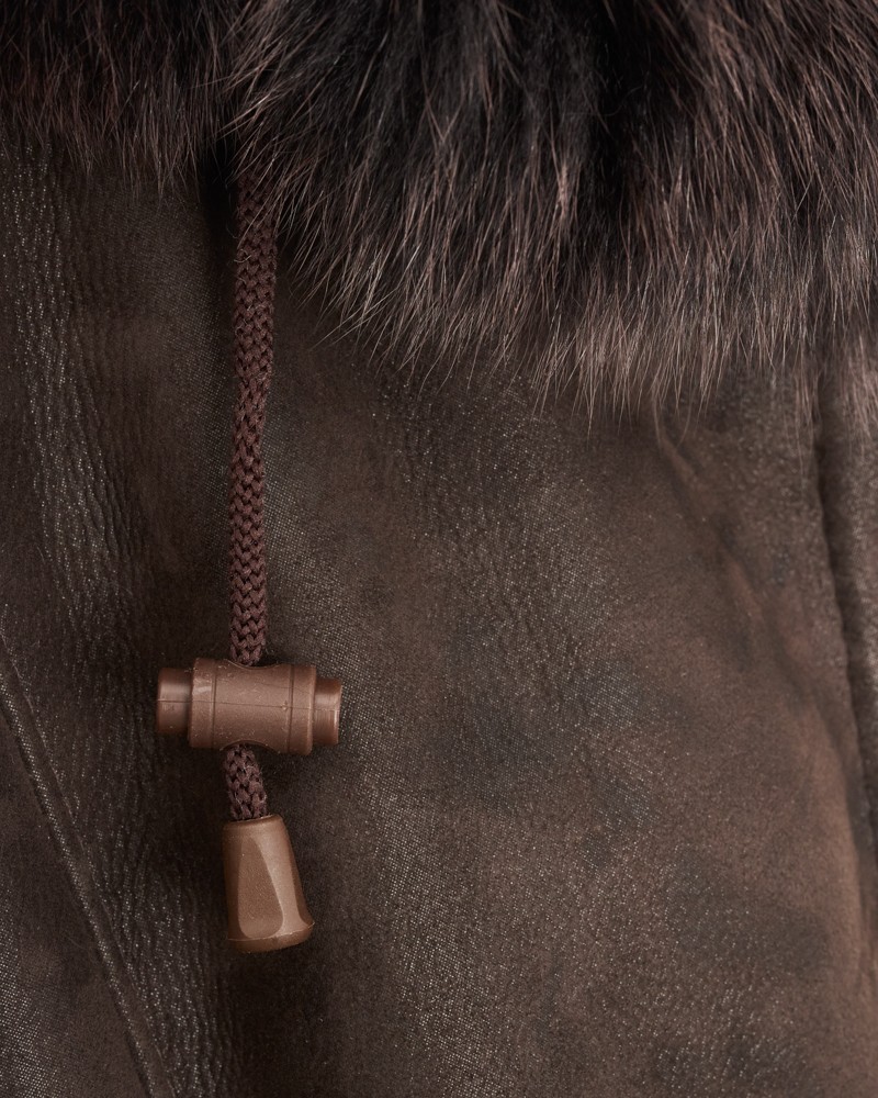 Kożuch damski w odcieniu brązu z futrzanym kołnierzem i regulowanym sznurkiem przy kapturze