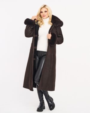 Kożuch damski w brązowym kolorze z futrzanym kołnierzem i długim krojem, idealny na zimowe dni