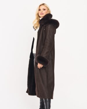 Kożuch damski w kolorze ciemnego brązu z futrzanym kołnierzem i rękawami, długi krój, idealny na zimę
