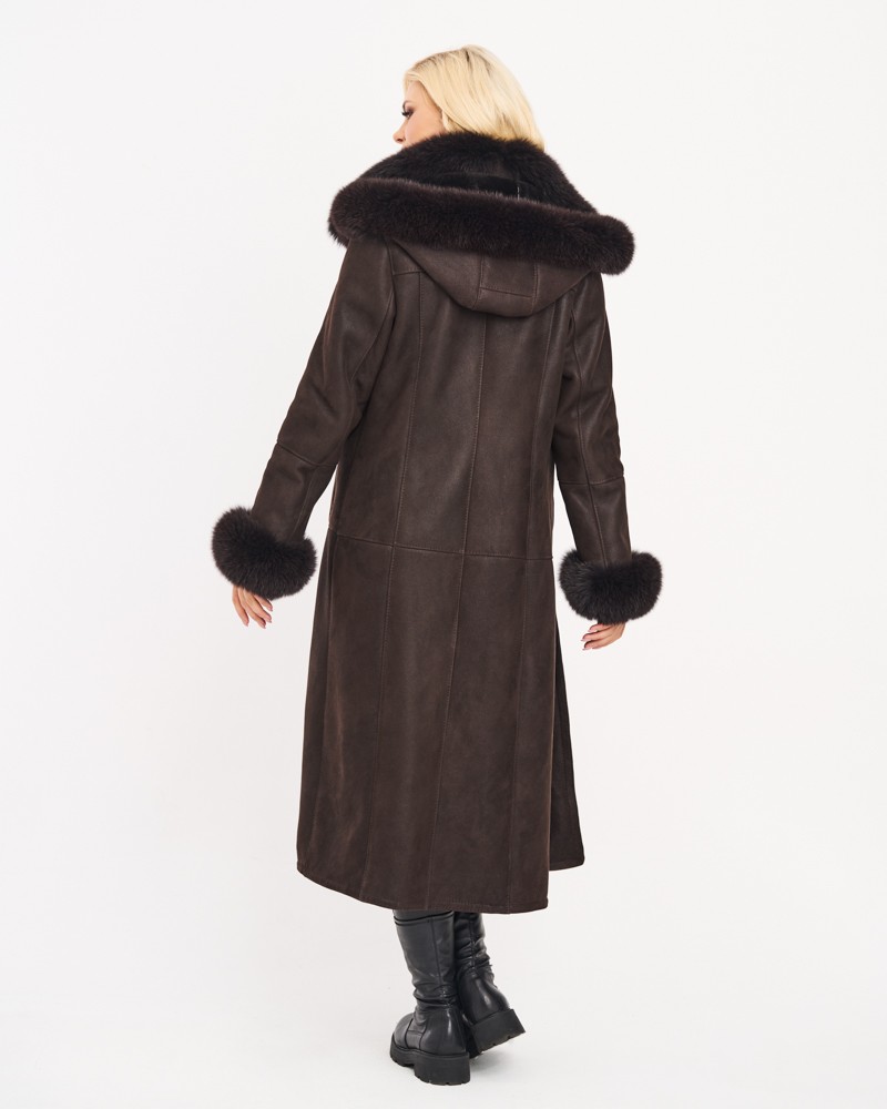 Kożuch damski w ciemnym brązie z futrzanym kołnierzem i mankietami, długi krój z kapturem