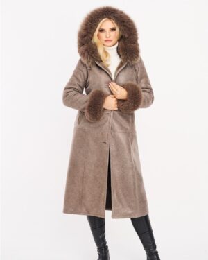 Kożuch damski w kolorze beżowym z dużym futrzanym kapturem i mankietami, zapięcie na guziki