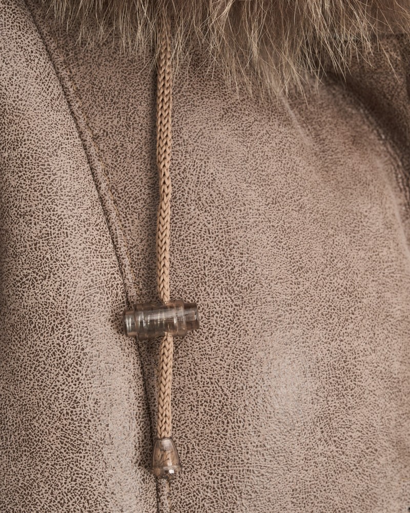 kożuch damski w odcieniu beżu z futrzanym kołnierzem i sznurkiem do regulacji