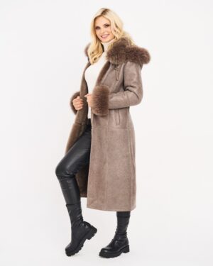 Kożuch damski w kolorze beżowym z futrzanym kapturem i mankietami, idealny na zimowe dni