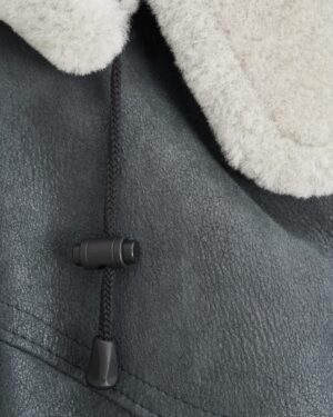 kożuch damski w kolorze antracytowym z futrzanym kołnierzem i regulowanym sznurkiem przy szyi