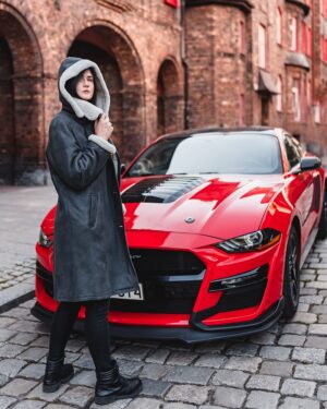 Kożuch damski o szarym kolorze z kapturem i futrzanym wykończeniem, idealny na zimowe dni