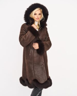 Kożuch damski w ciemnym brązie z dużym futrzanym kapturem i ozdobnym wykończeniem na dole oraz rękawach