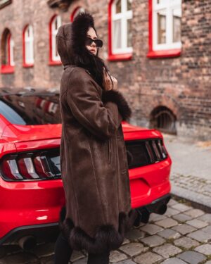 Kożuch damski w kolorze brązowym z kapturem i futrzanym wykończeniem na dolnej części