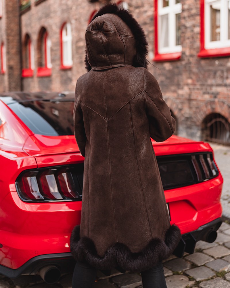 Kożuch damski w kolorze brązowym z kapturem i futrzanym wykończeniem na dole