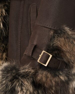 Kożuch damski w ciemnym odcieniu z futrzanym kołnierzem i paseczkiem na rękawie