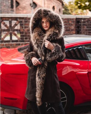 Kożuch damski w ciemnym kolorze z dużym futrzanym kapturem i ozdobnym kołnierzem, idealny na zimowe dni