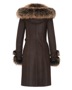 Kożuch damski w kolorze brązowym z futrzanym kapturem i rękawami z futrem, elegancki krój i pasek w talii