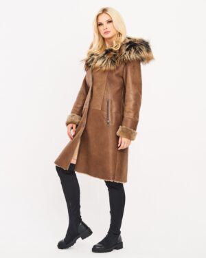 Kożuch damski w kolorze brązowym z futrzanym kapturem i ozdobnymi guzikami, idealny na zimowe dni