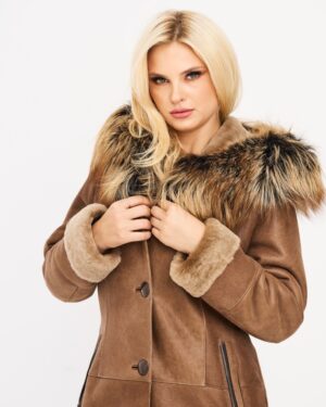 Kożuch damski w kolorze brązowym z futrzanym kołnierzem i guzikiem, idealny na zimowe dni
