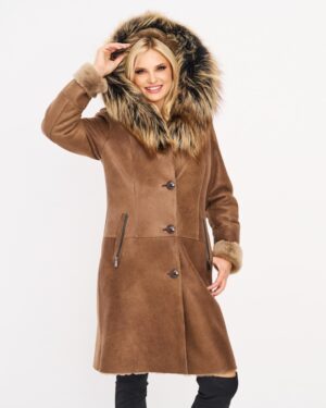 Kożuch damski w kolorze brązowym z dużym futrzanym kapturem i guzikami, idealny na zimowe dni