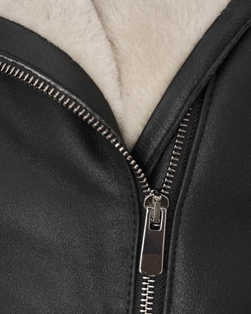 Kożuch damski czarmy z zamkiem błyskawicznym i miękkim kołnierzem z futra