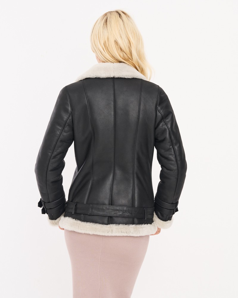 Kożuch damski z futrzanym kołnierzem i paskiem, idealna na zimowe dni