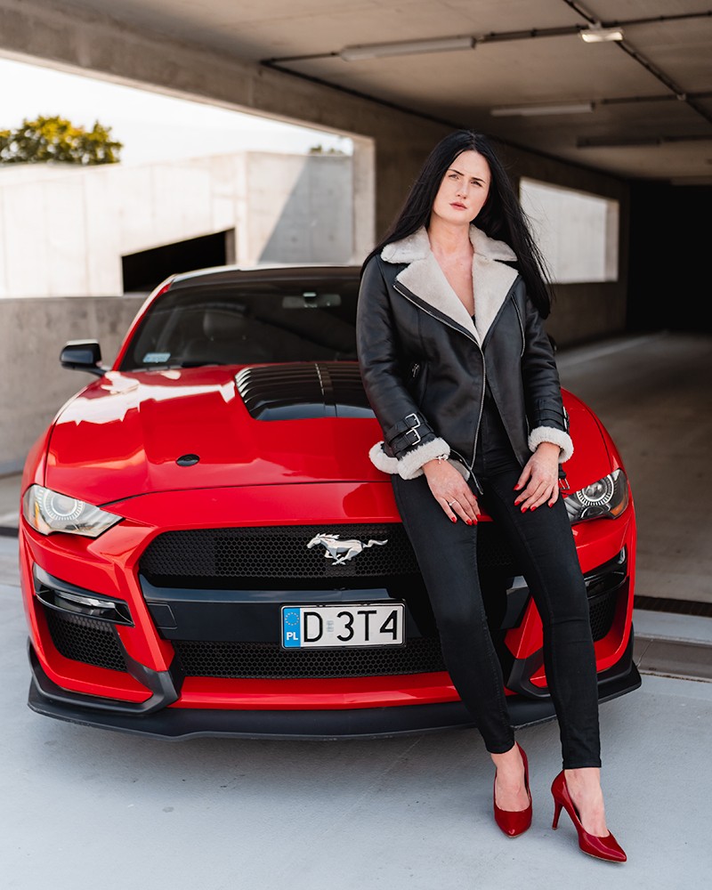 Kożuch damski z futrzanym kołnierzem, w kolorze czarnym, z metalowymi detalami i asymetrycznym zapięciem