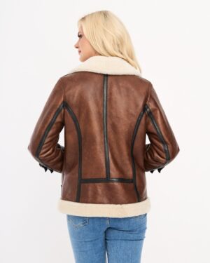 Kożuch damski z futrzanym kołnierzem i wykończeniem na dole, idealna na zimowe dni