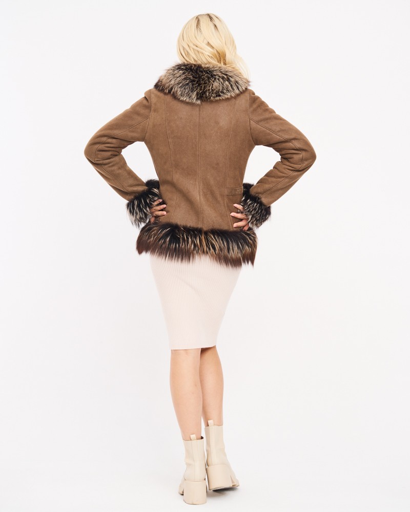 Kożuch damski w brązowym kolorze z futrzanym kołnierzem i mankietami, idealny na zimowe dni