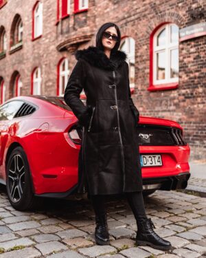 Czarny kożuch damski z kapturem, z guzikami i futrzanym wykończeniem, idealny na zimowe dni