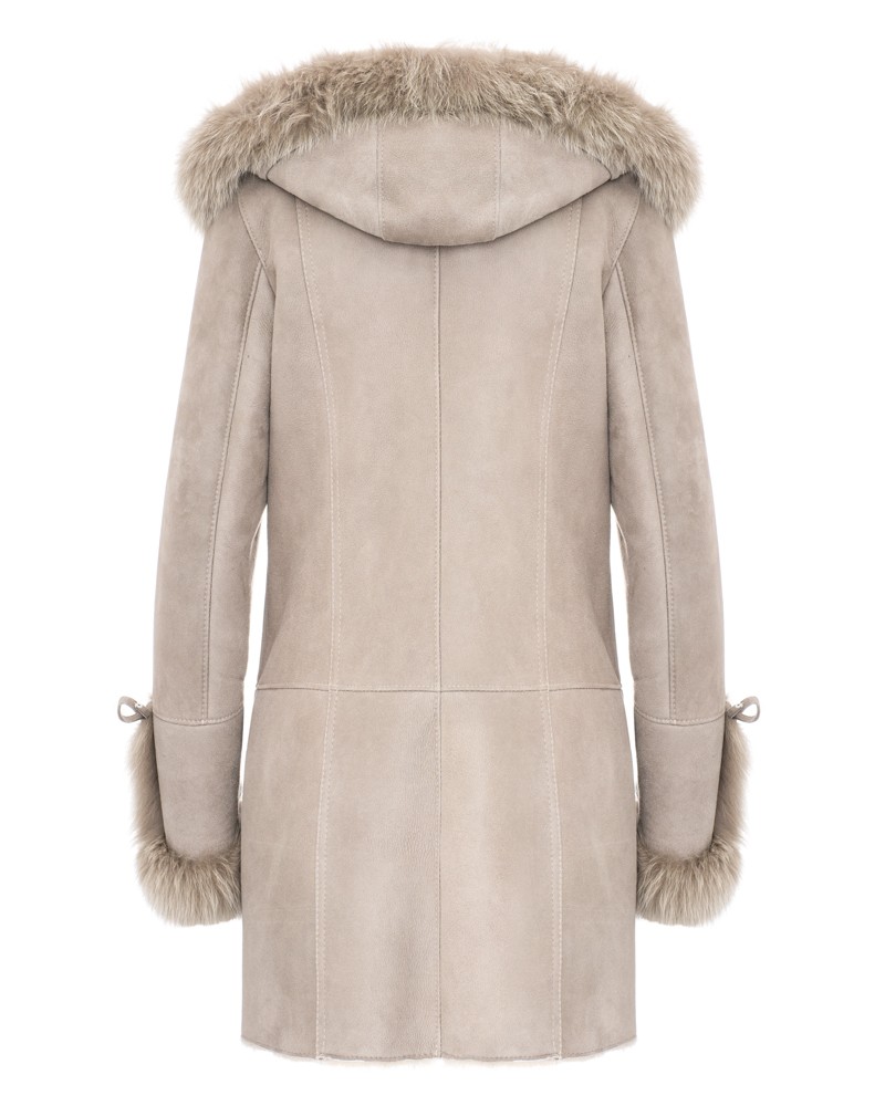 Kożuch damski w jasnym odcieniu z kapturem i futrzanym wykończeniem przy rękawach