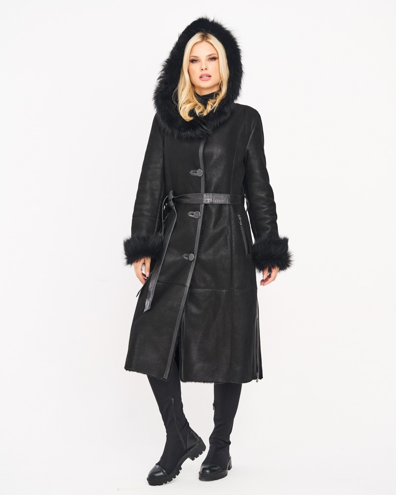 Czarny kożuch damski z kapturem, ozdobiony futrzanym wykończeniem i paskiem w talii