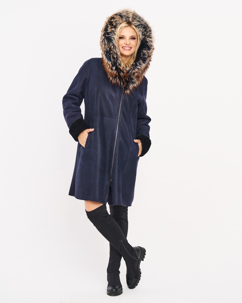 Kożuch damski w kolorze granatowym z futrzanym kapturem i czarnymi mankietami, idealny na zimowe dni