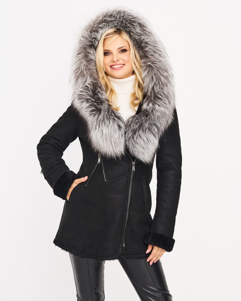 Czarny kożuch damski z dużym, szarym futrzanym kapturem i zapięciem na zamek błyskawiczny