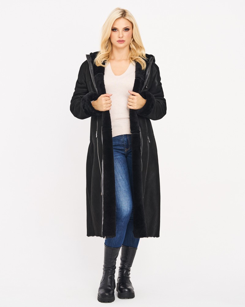 Czarny kożuch damski z kapturem, długim krojem i futrzanym wykończeniem na rękawach i kołnierzu