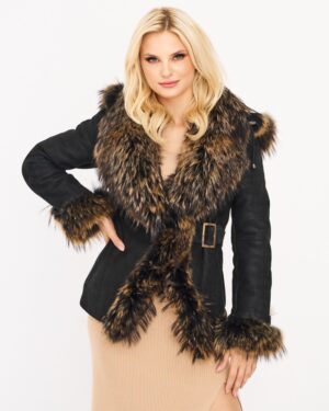 Kożuch damski z dużym futrzanym kołnierzem, czarny, z paskiem i futrzanymi mankietami