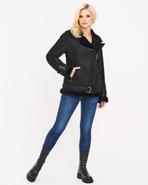 Czarny kożuch damski z futrzanym kołnierzem i paskiem, idealny na zimowe dni