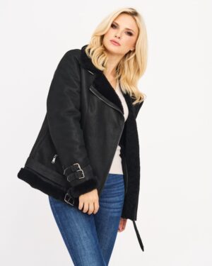 Kożuch damski w czarnym kolorze z futrzanym kołnierzem i ozdobnymi klamrami na rękawach