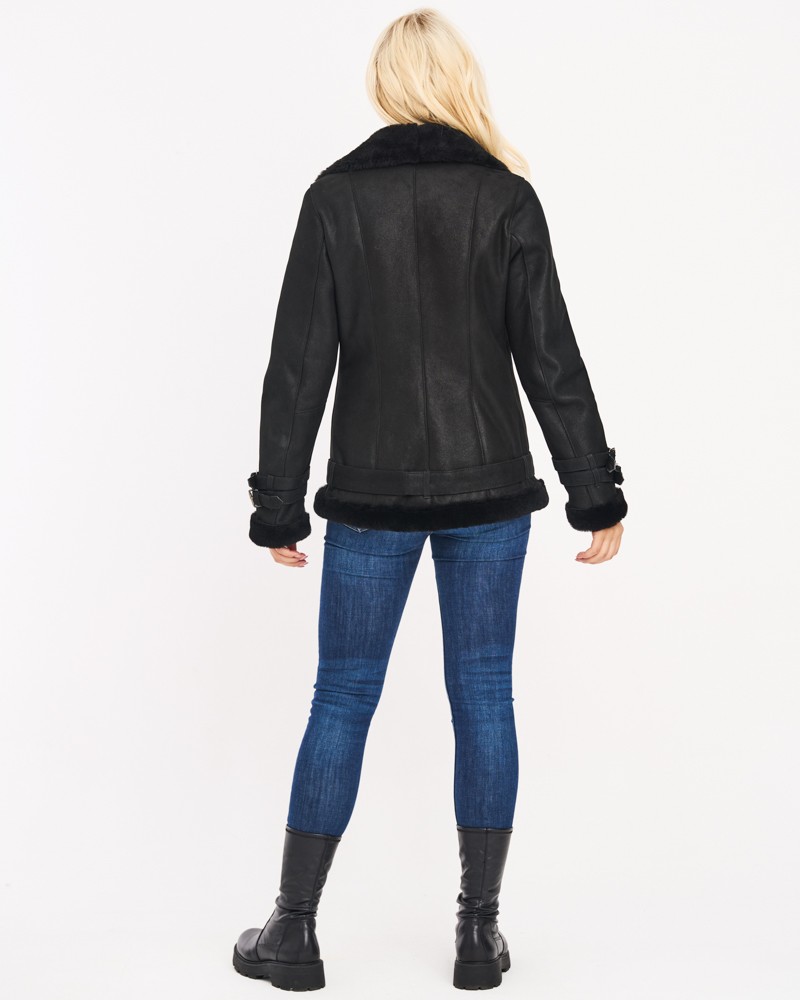 Czarny kożuch damski z futrzanym kołnierzem i mankietami, idealna na zimowe dni